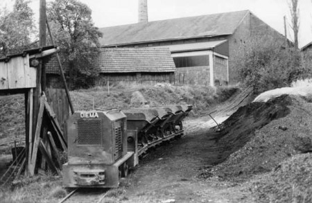 In den 1980er-Jahren waren Feldbahnen schon eine Seltenheit. Bei der Ziegelei Pasel & Lohmann in Borchen-Alfen war 1988 noch eine solche Bahn in Betrieb. Im Hintergrund der Schrägaufzug zur Entladung. Foto: ©B. Beyer
