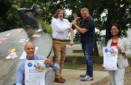 Statt der Einladung zum Feiern gibt es eine Einladung zum Impfen ohne Termin, begleitet von einem internationalen kulinarischen Angebot:.v.l. Frank Mertens (Integrationsbeauftragter Stadt Gütersloh), Bürgermeister Norbert Morkes, Bernhard Riepe (Leiter des Impfzentrums Kreis Gütersloh), Mayuri Schindler (Vorsitzende des Integrationsrates Gütersloh). Der Impfbus steht am 28. August vor der Stadthalle.Foto:Stadt Gütersloh