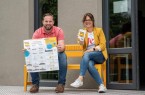 Heiko Böddeker und Julia Handtke (beide GfW Höxter) mit dem neuen Heimatlotsen auf der gelben Bank, dem Markenzeichen der Rückkehr Agentur. Foto: ©Irina Jansen