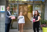 Stellen das Pop-Up-Regal bei der gtm vor: (v.l.) Jan-Erik Weinekötter, Karin Nottbrock, Rieke Paland.Foto: Stadt Gütersloh
