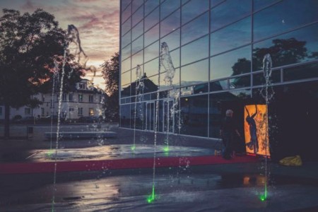 Spontaner Dialog ganz ohne Worte: Die Tänzerin Hsuan Cheng Floth und der Dialogmaler Tom Schulte schufen bei der Reihe „Kunst am Roten Teppich“ des städtischen Fachbereichs Kultur ein multimediales Kunstwerk interaktiver Prägung. Foto: ©Matheus Fernandes.Foto:Stadt Gütersloh