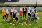 Anja Schwamborn (Schulsozialarbeiterin für den Grundschulbereich im Stadtgebiet Büren), Lena Hesse (Schulsozialarbeiterin multiprofessionelles Team), Jan Hoffmeister (Leiter der Jugendpflege Büren) und die stolzen Medimentoren mit ihren Zertifikaten. Foto: ©Stadt Büren