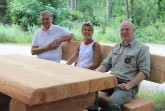 Finden die neuen Bänke auf dem Parkplatz am Krebsteich sehr bequem: (v.l.n.r.) Cord Brüning vom Heimatverein Hiddesen, Dr. Annette Hüls, Leiterin der Apotheke Hiddesen und Förster Stefan Schreiber. Foto: © Landesverband Lippe