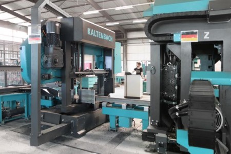  Die neue Hochleistungsmaschine von Kaltenbach erledigt Säge- und Fräs- und Bohrarbeiten in einem Arbeitsschritt. Für ihren Betrieb wurde das Druckluftsystem erweitert.Foto:©Oltrogge 