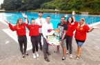 Laden ein zur Holiday’s-Out-Party im Bürener Freibad am Dienstag, 17. August: Jill Nillies und Sophie Antonik (DLRG), Julian Reinhard (Schwimmmeister), Bürgermeister Burkhard Schwuchow, Jan Hoffmeister (Jugendpflege Büren) sowie Janka Just und Loreen Schipp (DLRG). Foto: ©DLRG Büren