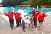 Laden ein zur Holiday’s-Out-Party im Bürener Freibad am Dienstag, 17. August: Jill Nillies und Sophie Antonik (DLRG), Julian Reinhard (Schwimmmeister), Bürgermeister Burkhard Schwuchow, Jan Hoffmeister (Jugendpflege Büren) sowie Janka Just und Loreen Schipp (DLRG). Foto: ©DLRG Büren