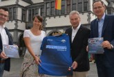v.l.: Martin Hornberger (Geschäftsführer SCP07), Neele Rickers (Leiterin Marketing, CSR & Entwicklung SCP07), Dietrich Honervogt (stellvertretender Bürgermeister der Stadt Paderborn), Jens Reinhardt (Leiter Stadtmarketing Paderborn); Foto: ©Stadt Paderborn