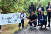 Präsentieren in der Hövelhofer Naturkulisse der Ems die neue Kooperation: Hinten von links Peter Rüther (Biologische Station Kreis Paderborn-Senne), Geschäftsführer Martin Hornberger und Michael Berens (Bürgermeister Hövelhof); vorne von links Helena Kottowski (Sennegemeinde Hövelhof), Thomas Westhof (Koordinator Senne für alle Sinne), Chef-Trainer Lukas Kwasniok und Ulrich Lange (Bürgermeister Bad Lippspringe). Foto: SCP07