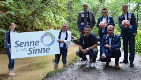 Präsentieren in der Hövelhofer Naturkulisse der Ems die neue Kooperation: Hinten von links Peter Rüther (Biologische Station Kreis Paderborn-Senne), Geschäftsführer Martin Hornberger und Michael Berens (Bürgermeister Hövelhof); vorne von links Helena Kottowski (Sennegemeinde Hövelhof), Thomas Westhof (Koordinator Senne für alle Sinne), Chef-Trainer Lukas Kwasniok und Ulrich Lange (Bürgermeister Bad Lippspringe). Foto: SCP07