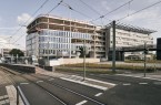 Über eine gläserne Brücke wurde ein verbindender Anschluss zur bisherigen Unternehmenszentrale geschaffen, die somit Bestandsgebäude und Neubau zur Unternehmenszentrale Schüco One verbindet.Foto: Schüco International KG/Frank Peterschröder