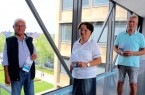 Laden zur Sprechstunde des Seniorenbeirats in die Stadtbibliothek ein: (v.l.) Jürgen Jentsch (Vorsitzender), Corinna Brambach (1. stellv. Vorsitzende) und Erhard Galetzka (2. stellv. Vorsitzender).
.Foto:Stadt Gütersloh