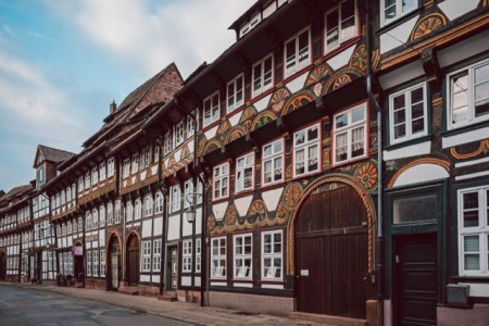 Die Tiedexer Straße ist die längste zusammenhängende Fachwerkzeile Einbecks.Foto: Einbeck Tourismus