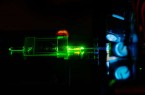 Foto (Universität Paderborn, Besim Mazhiqi): Ein integriert photonisches Quantenbauelement mit direkter Faserankopplung. Wissenschaftler*innen der Universität Paderborn nutzen es für die Forschung an Quantennetzwerken.