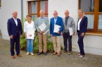 Herzliche Verabschiedung: Antje Brüggemann  (rechts) und Christian Bambeck (links) dankten den scheidenden Mitgliedern des Caritasrates (v.l.n.r.) Gerda Göckede, Josef Hillebrand, Bernhard Holtkamp und Johannes Hillebrand. (Foto: Caritas im Dekanat Büren)