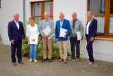 Herzliche Verabschiedung: Antje Brüggemann  (rechts) und Christian Bambeck (links) dankten den scheidenden Mitgliedern des Caritasrates (v.l.n.r.) Gerda Göckede, Josef Hillebrand, Bernhard Holtkamp und Johannes Hillebrand. (Foto: Caritas im Dekanat Büren)