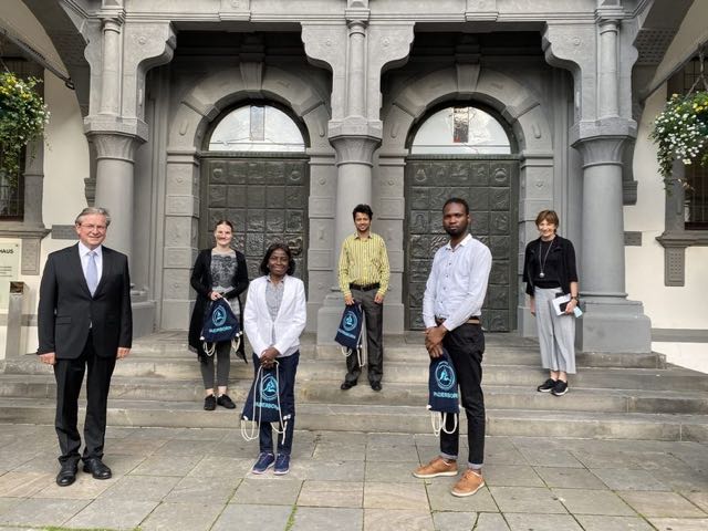 Freuen sich über das Kennenlernen (v. l.): Bürgermeister Michael Dreier, Isabel Kleffner, Fadeke Olayemi Berida, Robin Louis Mascarenhas, Oladipupo Sam Ajayi und Leiterin des Haupt- und Personalamts Monika Bürger.Foto:© Stadt Paderborn