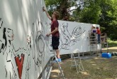 Lukas Michalski (v. l.), Lara Wenzel und Hermann Reichold gestalten ihre Fläche auf dem Graffiti-Stern.Foto: © Stadt Paderborn