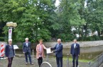 Im Beisein von Technischer Beigeordneter Claudia Warnecke (links aussen), Dietmar Böddeker, Leiter des Referates für Städtebauförderung (2. v.l.) und Christoph Hesse, Referat für Städtebauförderung (rechts aussen) überreichte die Regierungsvizepräsidentin der Bezirksregierung Detmold, Anke Recklies (Bildmitte), jetzt einen Förderbescheid über 2.324.000 Euro aus dem Städtebauförderungsprogramm des Landes Nordrhein-Westfalen an Bürgermeister Michael Dreier (2. v.r.) für die Projekte Paderauenpark, Königsquartier und Umgestaltung der Michaelstraße.Foto:© Stadt Paderborn