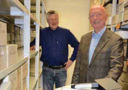Gut gelaunt am Bestand S 1/36 und hinter einem Teil der Bildüberlieferung: Dr. Otmar Allendorf, rechts, mit Archivleiter Wilhelm Grabe.Foto:© Stadt Paderborn 