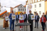 Stellten die IHK-Aktion „Heimat shoppen“ in Lübbecke vor: Regine Tönsing, Hauptgeschäftsführerin DEHOGA Ostwestfalen, Dirk Raddy, stellvertretender Bürgermeister der Stadt Lübbecke, Hans-Peter Obermark vom Handelsverband OWL, Landrätin Anna Katharina Bölling, Thomas Holle, von der Privatbrauerei Barre, IHK-Geschäftsführer Karl-Ernst Hunting, IHK-Referatsleiter Marco Rieso, Sabine Kolck-Pothe vom Modehaus Böckmann und Peter Schmüser, Geschäftsführer Lübbecke Marketing (v. l.). Foto: IHK Ostwestfalen