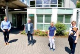 Bürgermeister Andreas Sunder (links) und Miriam Bürger von der städtischen Wirtschaftsförderung (rechts) gratulierten Dr. Reinhard Hochstetter und Dr. Imke Friedel jetzt zur Praxisübergabe. Foto: Stadt Rietberg
