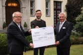 Rolf A. Bedner (r.) überreichte den Scheck über 20.000 Euro an Pastor Ulrich Pohl (l.) und René Meistrell. Foto: Marten Siegmann