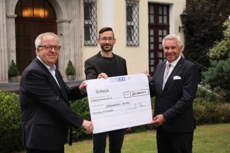 Rolf A. Bedner (r.) überreichte den Scheck über 20.000 Euro an Pastor Ulrich Pohl (l.) und René Meistrell. Foto: Marten Siegmann