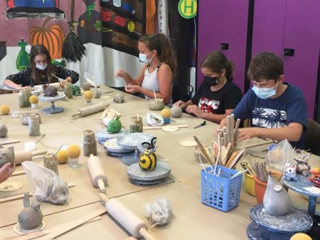 Töpfern ist echte Handarbeit und lockt die Kreativität hervor. Foto: © Jugendtreff Höxter