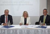Bei der Vertragsunterschrift. Von links: Wolfgang Spelthahn (Landrat Kreis Düren), Prof. Dr. Anne Dreier (Rektorin der FHM), Prof. Dr. Volker Wittberg (Prorektor Forschung und Entwicklung FHM, Leiter des Institus für Cybersicherheit und digitale Innovationen)