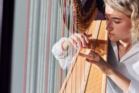 Rabea Beier spielt seit ihrem achten Lebensjahr Harfe. Foto: ©Patrick Pollmeier/FH Bielefeld
