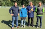 Das Pädagogenteam und Ralf Neuhaus von der AOK NORDWEST starten mit der Klassenstufe sieben der Realschule am Schlehenweg aus Bielefeld ins ‚natürlich erleben‘ Projekt (von links: Tobias Fröbel (Klassenlehrer), Wiebke Wölfl (Schulsozialarbeiterin), Ralf Neuhaus und AOK-Teamer Falk von Hollen). Foto: AOK/hfr.
