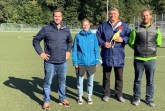 Das Pädagogenteam und Ralf Neuhaus von der AOK NORDWEST starten mit der Klassenstufe sieben der Realschule am Schlehenweg aus Bielefeld ins ‚natürlich erleben‘ Projekt (von links: Tobias Fröbel (Klassenlehrer), Wiebke Wölfl (Schulsozialarbeiterin), Ralf Neuhaus und AOK-Teamer Falk von Hollen). Foto: AOK/hfr.
