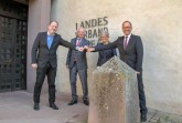 Bereiten gemeinsam die neue Zukunft des Burghotels Blomberg vor: Klaus und Christine Eisert, Verbandsvorsteher Jörg Düning-Gast (r.) und Blombergs Bürgermeister Christoph Dolle (l.) (Foto: Landesverband Lippe)