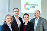 Die Sprecherinnen und Sprecher von CareTech OWL: Prof. Dr. Annette Nauerth, Prof. Dr. Axel Schneider und Prof. Dr. Udo Seelmeyer gemeinsam mit Geschäftsführerin Claudia Weymann (3. v.l.). (Foto: Tamara Pribaten/FH Bielefeld).