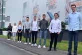 v.l.n.r.: Maren Dippel (Absolventin Ausbildung Kauffrau im E-Commerce), Katharina Lihs (Ausbildungsleitung), Michelle Gehlen (Ausbildung zur Kauffrau im Groß- und Außenhandelsmanagement), Tuncay Caylak (Ausbildung zum Kaufmann im Groß- und Außenhandelsmanagement), Marvin Chluba (Ausbildung zum Steuerfachangestellten), Jan-Hendrik Pluskat (Ausbildung zum Steuerfachangestellten), Henning Meise (Ausbildung zum Kaufmann im Groß- und Außenhandelsmanagement), Florian Kruth (Ausbildung zum Kaufmann im Groß- und Außenhandelsmanagement). Foto: EK