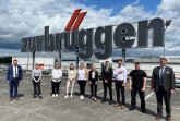 Ausbildungsstart 2021 Wohn-Zentrum Bielefeld: Erfolgreicher Start ins Berufsleben bei Zurbrüggen: Auf die Ausbildung im Wohn-Zentrum Bielefeld freuen sich Ausbildungsbeauftragter Niklas Welland (li.), Verkaufsleiter Dirk Schleicher (re.) sowie die Auszubildenden Ronja Podzus (v.l.), Franziska Willner, Shari Kuhlmann, Laura Broszeit, Shakira Gold, Oltjan Feleqi, Milan Anteljevic und Emre Akbulut. Foto: Zurbrüggen