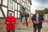 Jutta Fick (l.) und LWL-Direktor Matthias Löb (r.) haben das Haus Stöcker am 19. September offiziell eröffnet. Im Hintergrund: Museumsdirektor Prof. Dr. Jan Cars-tensen (v. l.), Sandra Hoeritzsch und Dr. Hubertus Michels vom LWL-Freilichtmuseum Detmold. Foto: LWL/Jähne.