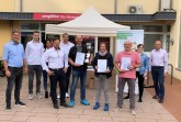 Die Akteure und Preisträger*innen bei der Preisübergabe beim Abendmarkt in Vlotho vom 26. August 2021 mit Bürgermeister Rocco Wilken (links) und Mobilitätsmanager Udo Pühmeyer (rechts). Foto: ©Stadt Vlotho