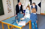 BBS-Vorstandsvorsitzender Dr. Lutz Worms und Projektleiterin Jutta Schattmann lassen sich von Kindern aus dem 3. Schuljahr der Eichendorffschule Experimente aus dem „Energie-Parcours“ zeigen.