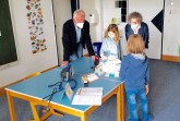 BBS-Vorstandsvorsitzender Dr. Lutz Worms und Projektleiterin Jutta Schattmann lassen sich von Kindern aus dem 3. Schuljahr der Eichendorffschule Experimente aus dem „Energie-Parcours“ zeigen.