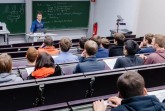 Der Physik-Absolvent Michael Kismann gibt den Schülern Tipps, wie man gut durchs Studium kommt und worauf man dabei achten muss. Foto: ©Universität Paderborn, Besim Mazhiqi