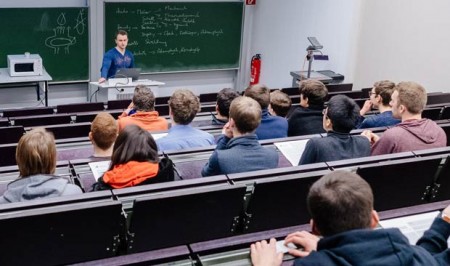 Der Physik-Absolvent Michael Kismann gibt den Schülern Tipps, wie man gut durchs Studium kommt und worauf man dabei achten muss. Foto: ©Universität Paderborn, Besim Mazhiqi