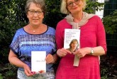 Frauke Täschner, Leiterin der Bielefelder Selbsthilfegruppe (r.), und ihre Stellvertreterin Barbara Bunte (l.) laden zur Lesung ein und freuen sich auf viele Interessierte. Fotocopyright: Anja Simon