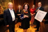 Feierliche Verleihung der Leineweber-Medaille an Christiane Pfitzner (Mitte) in der Rudolf-Oetker-Halle. Erste Gratulanten sind (von links) Oberbürgermeister Pit Clausen, Ursula Pasch, Cornelia Delius und Martin Knabenreich. Bild: Bielefeld Marketing GmbH