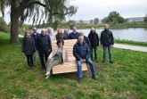 Freuen sich gemeinsam über die nun durchgängige Weserpromenade in Lüchtringen – Baudezernentin Claudia Koch, Ortsausschussvorsitzender Burkhard Schwiete sowie Vertreter des Ortsausschusses Lüchtringen und der Verwaltung. Bildnachweis: Stadt Höxter