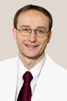 Dr. Frank Hellwich, Sektionsleiter für Knie- und Hüftendoprothetik in der Klinik für Unfall- und Wiederherstellungschirurgie, Orthopädie, Plastische, Ästhetische- und Handchirurgie