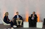 In der ersten Diskussionsrunde des DigiLogs (v. l.): Christiane Boschin-Heinz, Chief Digital Officer der Stadt Paderborn, Professor Günter Wilhelms, Vorsitzender des Paderborner Ethikrats und Bürgermeister Michael Dreier.Foto^:© Stadt Paderborn