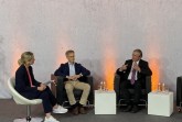 In der ersten Diskussionsrunde des DigiLogs (v. l.): Christiane Boschin-Heinz, Chief Digital Officer der Stadt Paderborn, Professor Günter Wilhelms, Vorsitzender des Paderborner Ethikrats und Bürgermeister Michael Dreier.Foto^:© Stadt Paderborn