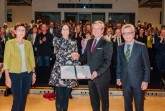 In feierlichem Rahmen übergaben Petra Bühning, stellvertretende Bundesvorsitzende des Deutschen Bibliotheksverbandes (links), und Dr. Thomas de Maizière, Vorsitzender der Deutschen Telekom Stiftung, Kathrin Stroth, Leiterin der Stadtbibliothek, (2.v.l.) und Bürgermeister Michael Dreier (2.v.r.) die Auszeichnung zur "Bibliothek des Jahres 2021“.Foto:© Stadt Paderborn/ Besim Mazhiqi