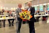Bürgermeister Michael Dreier (links) gratulierte Carsten Venherm, der sich für die vergangenen acht Jahre sowie für das außerordentliche Votum in der Ratssitzung am Donnerstagabend bedankte.Foto:© Stadt Paderborn